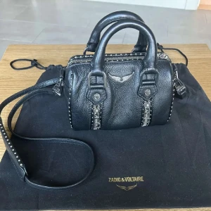 Zadig sunny bag - Säljer min super fina zadig sunny bag i minsta storleken. Den är köpt från Zalando i 2023 och är som ny. Inget rost osv😊 har lånat bilden så kom privat för egna bilder!❤️