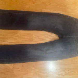 Levis 501 jeans - Klassiska Levis 501 jeans i en mörkblå nyans. Riktigt nice med nice tvätt 