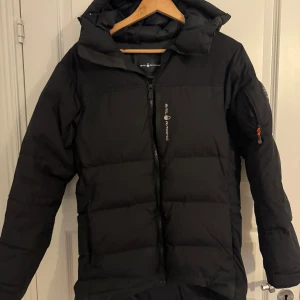 Sail racing jacka  - Sail racing vinter jacka i bra skick bara en liten defekt men syns inte så mycket storlek S och kan gå ner i pris