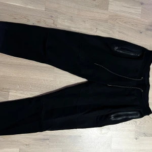 Svarta Mjukisbyxor - Säljer ett par svarta mjukis i storlek S. Passar bra i längden på mig som är 1,70. 