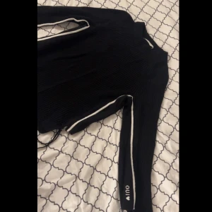 Svart stickad tröja från Oui - DM för mer information🌸 Passar både S & M