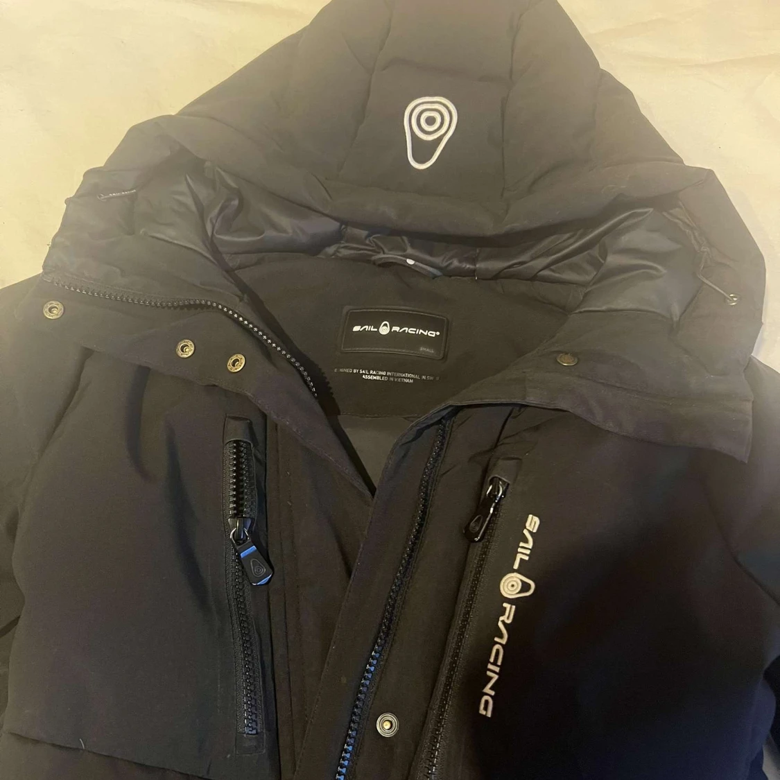Svart dunjacka från Sail Racing - 90