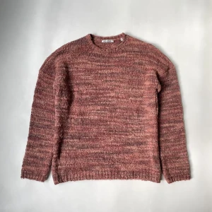  stickad tröja från Our Legacy - Säljer en snygg rosa/ vinröd stickad tröja från Our Legacy med rund hals. Perfekt för kyliga dagar och ger en stilren look. Tillverkad i Portugal.