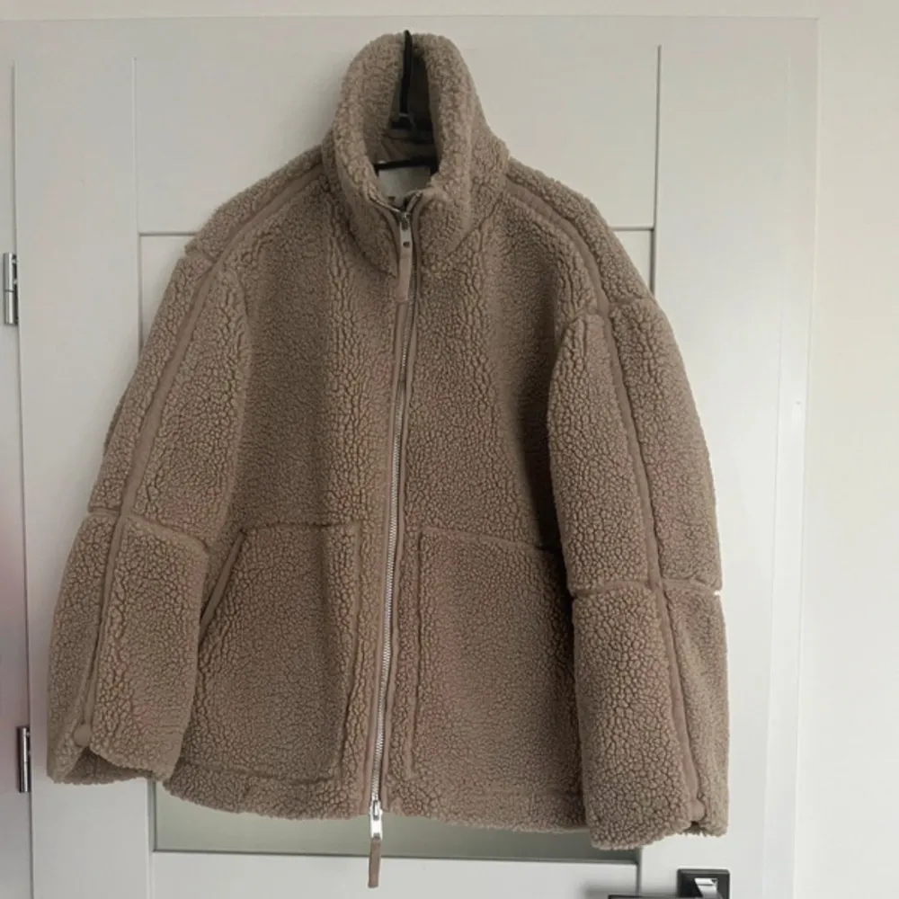 BYTE MOT EN S TILL EN XS!! Byter gärna denna populära teddy jackan från H&M som är helt slutsåld. Det är den större modellen i fleecen. Jag äger en i storlek S & skulle vilja byta till en XS. Passar perfekt till vintern eftersom den är varm. Kan eventuellt tänka mig att sälja för ett bra pris. Hör av er!!❣️. Takit.