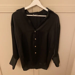 Satinskjorta från Zara - Säljer en superskön och snygg satinskjorta från zara! Knappt använd, passar fint till fest och vardag❤️‍🔥
