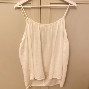 Vit ärmlös linnetopp - Säljer superfin topp i linne. Snygg som topp under en kavaj eller till sommaren! Passar både till vardags och festliga tillfällen.🌸💕