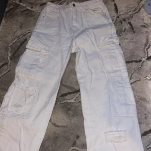 Vita cargobyxor - Säljer ett par vita cargobyxor i mycket bra skick.