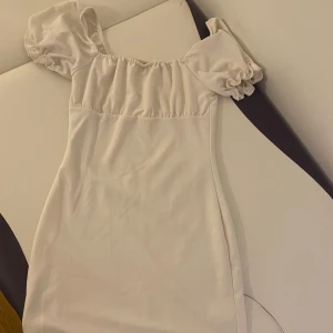 Vit klänning med puffärmar - Säljer en söt vit klänning med puffiga kortärmar. Passar XS/S