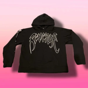 Revenge Hoodie - En extremt rare Revenge Hoodie I strl L. Tröjan är i perfekt skick och såklart autentisk. Slide 2: XXXTENTACION och slide 5: Ken Carson sedd med denna feta hoodie på! Skriv om ni har frågor eller prisförslag!