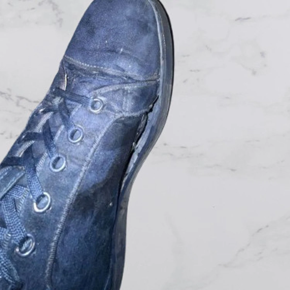 Mörkblå Louboutin  - 90