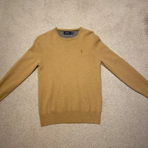 Ralph Lauren tröja - Tja, säljer min Ralph Lauren tröja storlek S i riktigt soft material. 100% ull, så perfekt till vintern. Nyskick!