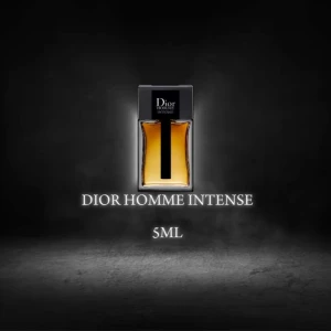 Dior Homme Intense Parfym - Upptäck Dior Homme Intense, en elegant parfym med noter av iris, trä och pudriga inslag. Den har en jordig och aromatisk doftprofil med inslag av viol, lavendel och en lätt fruktighet. Perfekt för den som söker en sofistikerad och maskulin doft. Vid minsta fråga eller fundering hör, av er🤝