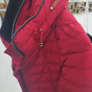 Röd quiltad jacka från Zara - Snygg röd quiltad jacka från Zara med dragkedja och svart foder. Perfekt för kyligare dagar med sin varma och stilrena design.