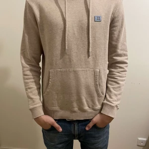 Les deux hoddie - Riktigt schysst les deux hoodie från les deux i storlek S. Perfekt att ha nu i vinter ❄️ Det är bara skriva om ni har några funderingar 