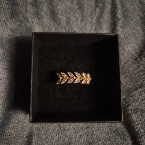 Ring guld - GRATIS GÅVA MED VARGE ORDER!! Finns även som julklapp! Supertrendig stockholmsstil tjejer, ring guld. Vinter ring smycke. Gjord av rostfritt stål, jag svarar och skickar alltid snabbt!