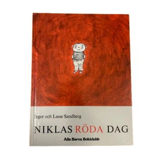 Niklas röda dag - En charmig barnbok från Alla Barns Bokklubb med titeln 'Niklas röda dag'. Boken har en röd framsida med en illustration av en liten pojke i mitten. Perfekt för barn som älskar färgglada och fantasifulla berättelser.
