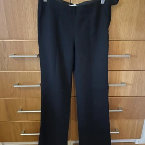 Svarta kostymbyxor från & Other Stories - Snygga svarta kostymbyxor från & Other Stories i storlek 36. De har en rak passform, i mycket bra skick! Pris kan diskuteras 🤗