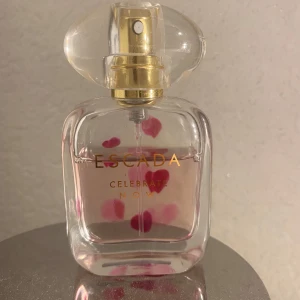 Escada parfym🫶🏼 - Säljer min escada parfym då jag har annars jag tycker om mer. Den luktar väldigt gott och i bilden syns det hur mycket som finns kvar. Kontakta för fler frågor💘