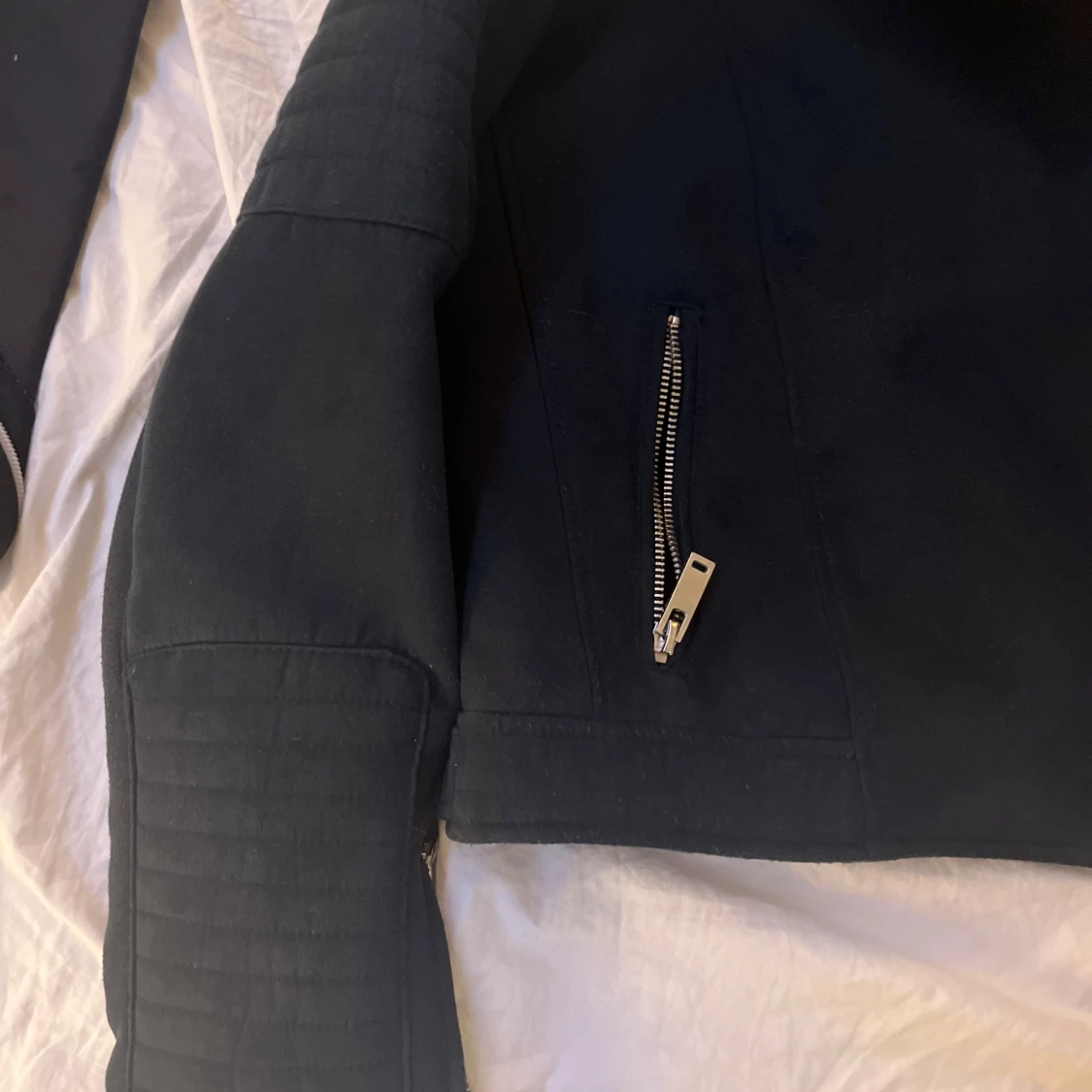 Svart jacka  med dragkedjor - 93