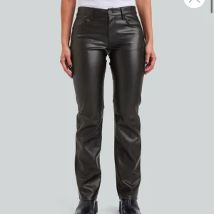 Svarta skinnbyxor - Snygga svarta skinnbyxor i lågmidjad modell. Passar perfekt till vardagen men funkar perfekt att klä upp också🤩 Från bikbok i storlek 38 kommer tyvärr inte till användning. 