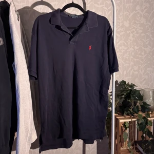 Ralph Lauren Pikétröja - Säljer en Ralph Lauren pikétröja för väldigt billigt pris. Storlek Large  Vid fler frågor och funderingar är det bara att höra av dig!