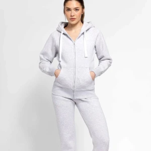 Grå hoodie med dragkedja - Mysig grå hoodie med dragkedja och huva.  Tröjan har långa ärmar och praktiska fickor framtill. Helt ny med prislapp och original förpackning 🥰