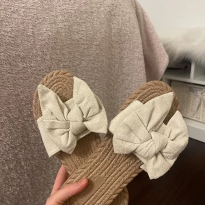 Beige tofflor - Helt oanvända i storlek 39. Säljer exakt samma i svart också🫶