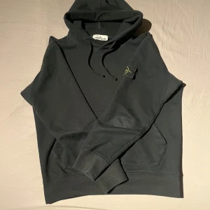 Svart hoodie Stone Island - Storlek M, använd men fint skick, 