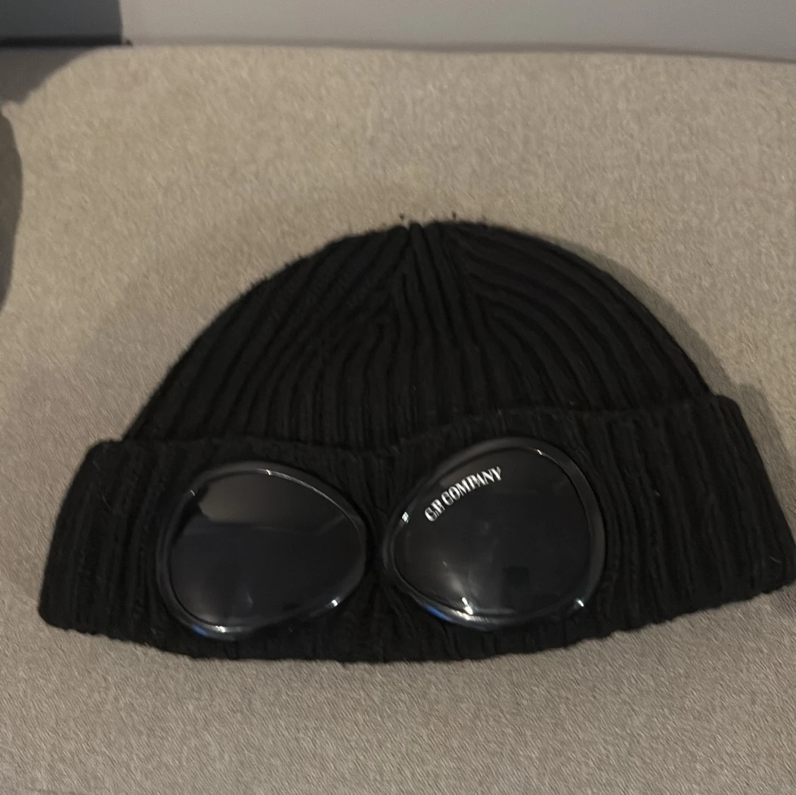 Svart ribbad mössa från C.P. Company