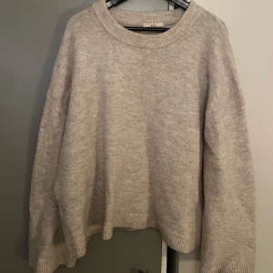 Beige stickad tröja från Gina Tricot - Mysig beige stickad tröja från Gina Tricot i storlek L. Perfekt för kyliga dagar med sin mjuka och varma känsla. Används en del gånger så lite nopprig.