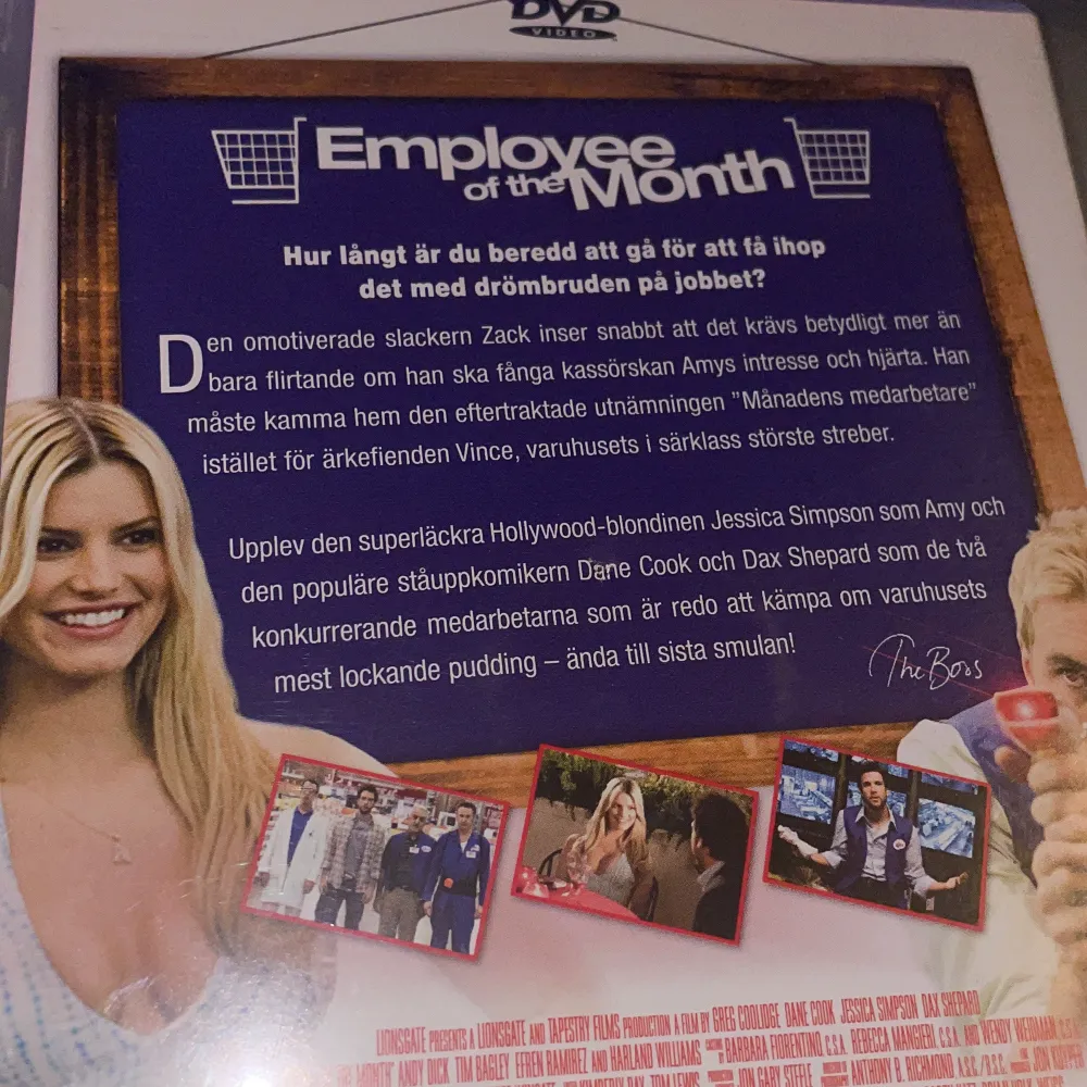 Säljer en DVD av filmen 'Employee of the Month' från 2006. Det är en komedi med skådespelare som Dane Cook, Jessica Simpson och Dax Shepard. Filmen handlar om en slacker som försöker vinna titeln 'Månadens medarbetare' för att imponera på en kollega. Perfekt för en filmkväll med mycket skratt! 🎬. Böcker.