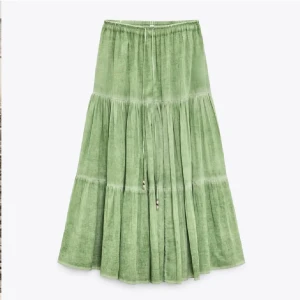 Zara kjol  - Populär kjol från Zara, lappen är kvar så aldrig använd.  S men passar flera storlekar, skicka meddelande för flera bilder 💗