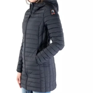 Svart dunjacka med luva  - Säljer en snygg och varm svart dunjacka med luva. Jackan har en figurnära passform och är perfekt för kalla vinterdagar. Den har en dragkedja framtill och långa ärmar. Perfekt för både vardag och lite finare tillfällen. 🖤