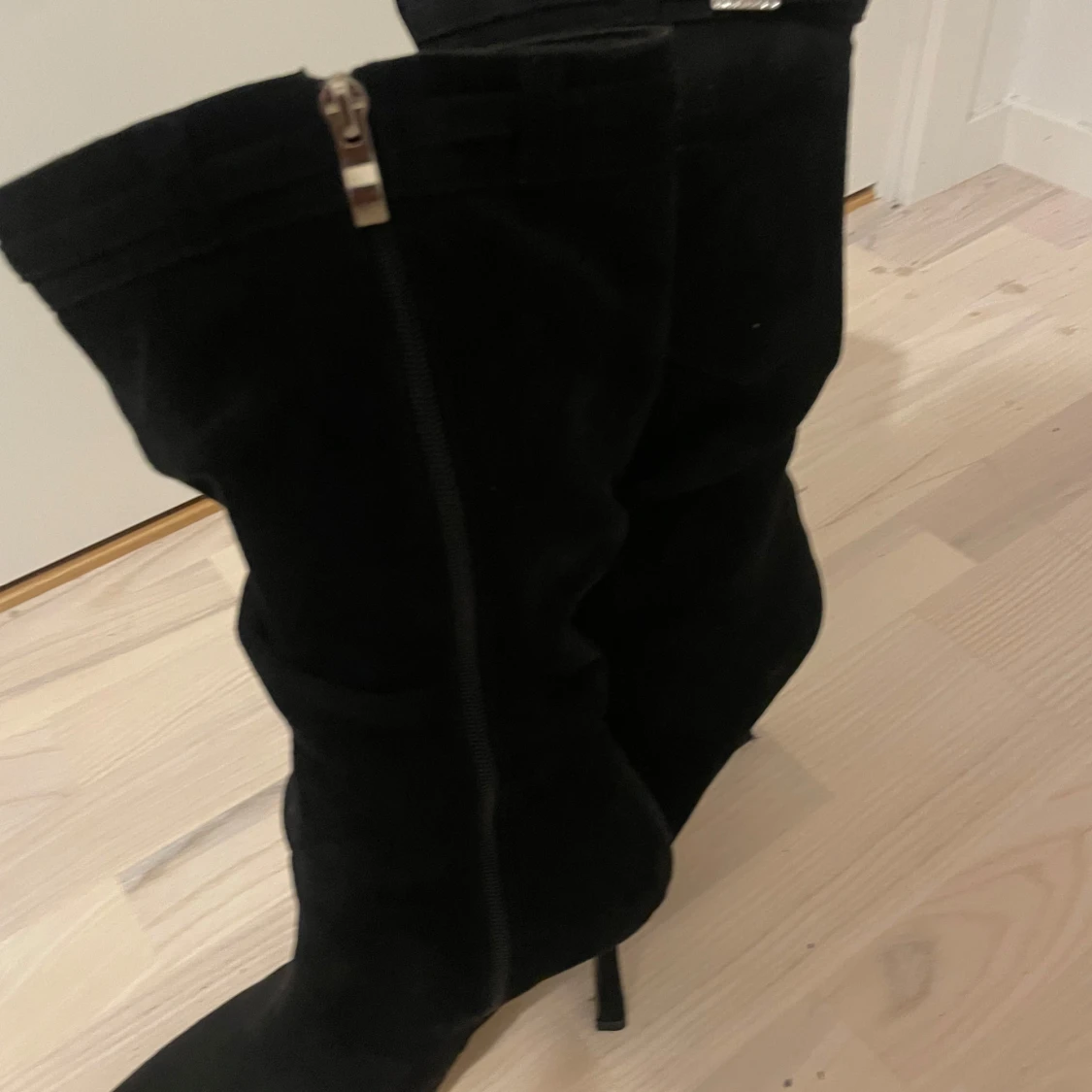 Svarta stövlar med klack och dragkedja - 91