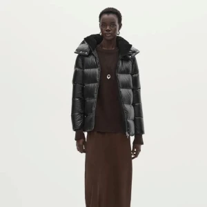 Svart pufferjacka - Snygg och slutsåld jacka från Massimo Dutti och i väldigt bra skick 🥰🥰perfekt nu till vintern och passar till allt🥰🥰