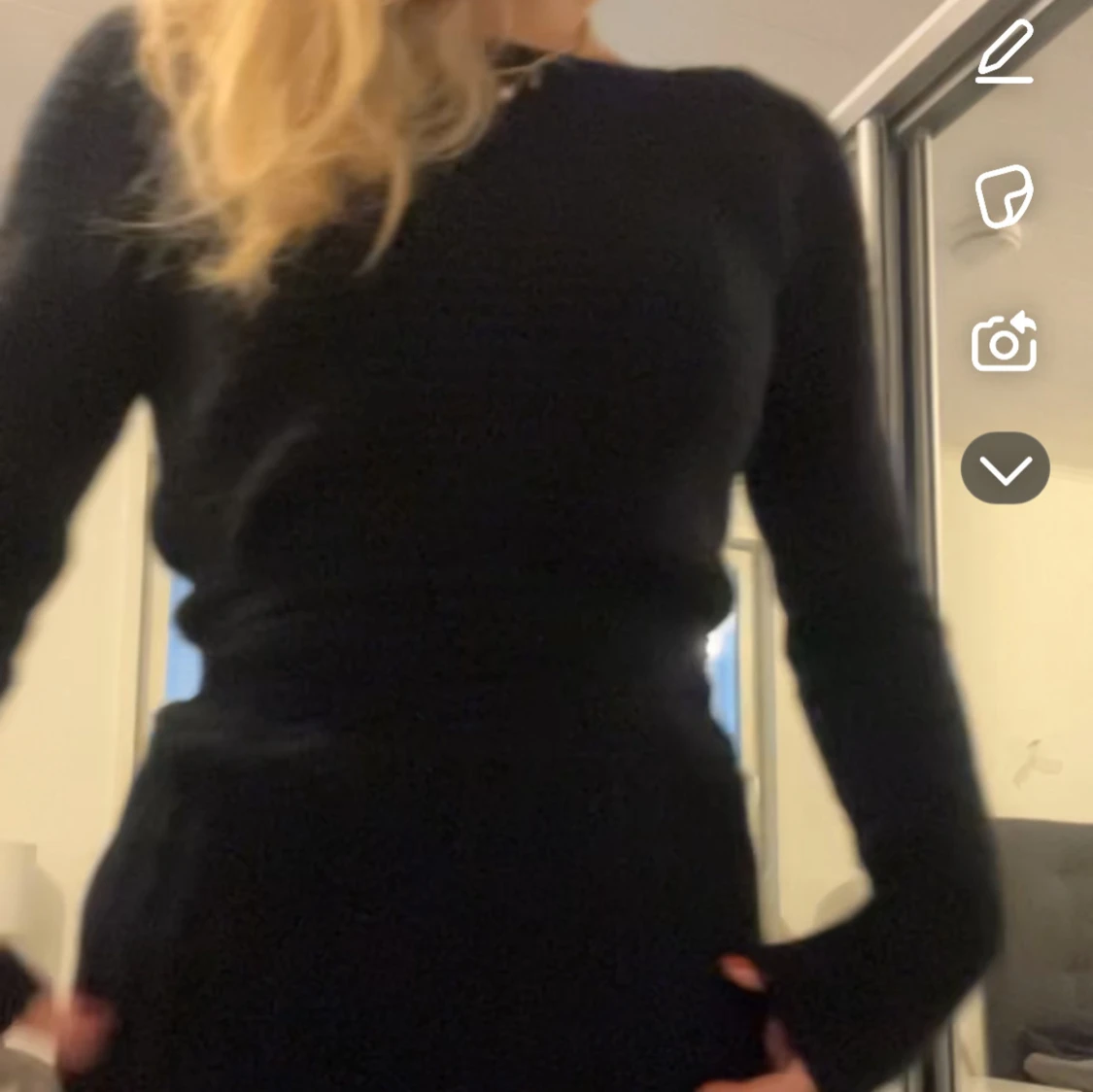 Svart klänning med öppen rygg - 90