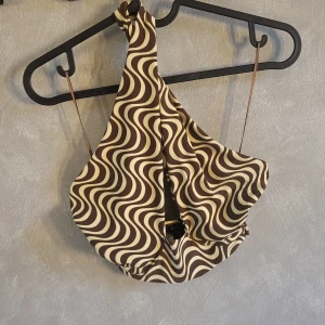 Partytopp i mönster - Oanvänd festtopp i begie/brunt mönster i storlek xs