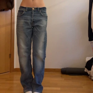 Lee jeans  - vintage  Lee jenas i bra skick! Lite Längd 102cm  Skrev 26cm  Midja 40cm 