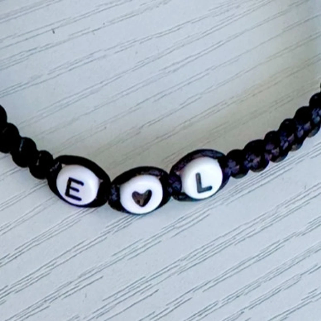 Svart armband med bokstavspärlor ( valfri text) - 90