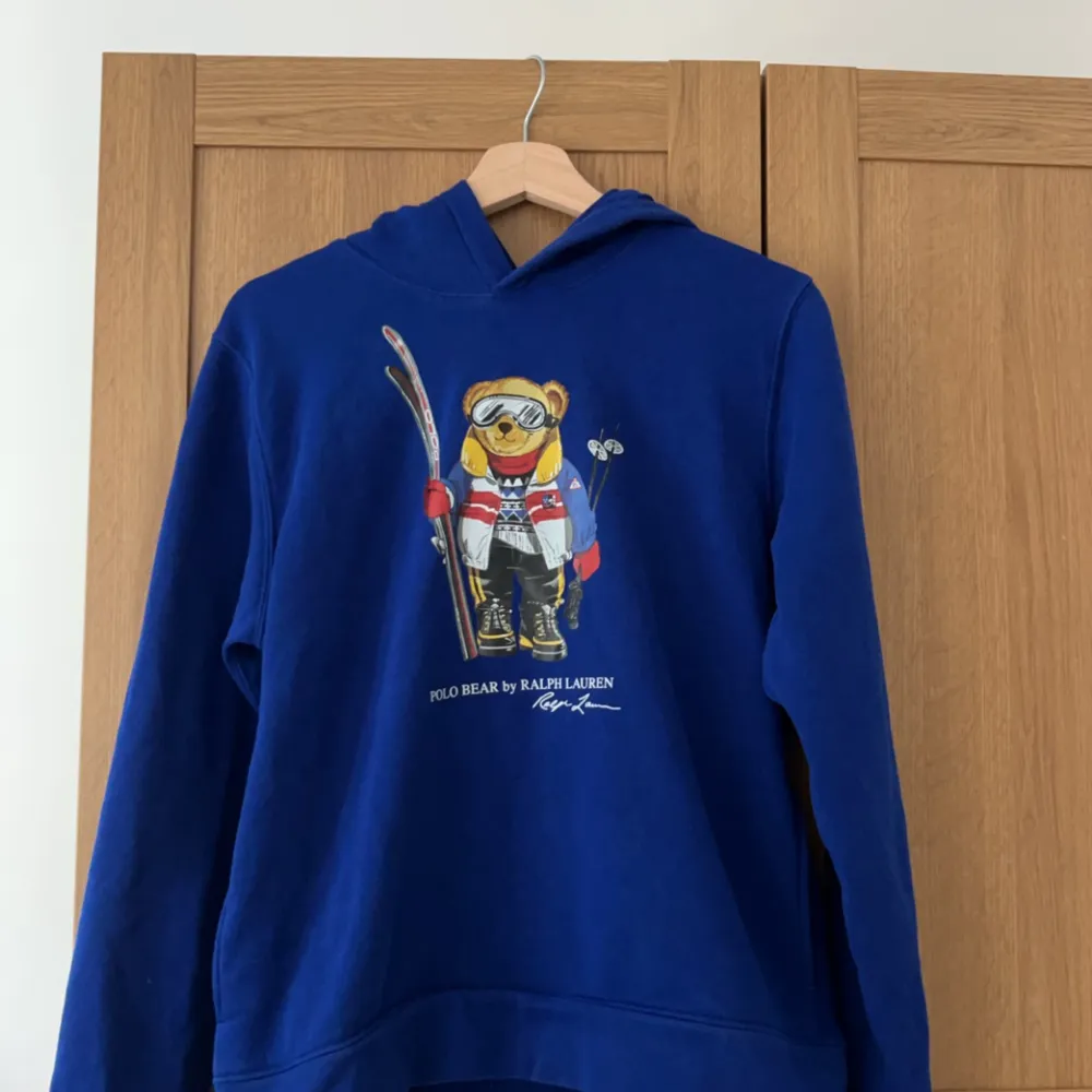 Hoodie från Ralph Lauren. Storlek XL barn/ 170cm så skulle säga att det motsvarar S/M. Använd men väldigt fint skick. Köpt för 1395kr. Pris kan diskuteras.. Hoodies.