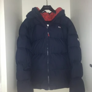 Vinterjacka Tommy Hilfiger  - Säljer nu min Puffer/Vinter jacka. Skick ungefär 9/10 då den endast använts i 2 månader, och därefter bara hängt på en galje. Storlek M