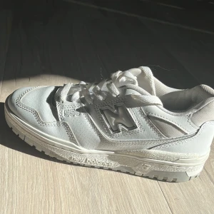 NEW BALANCE 550 38 - Snygga, välskötta, sparsamt använda. storlek 38,new balance 550, vita med grå sula. 