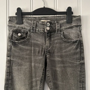 Ginatricot lågmidjade jeans bootcut - Snygga jeans från Gina Young storlek 158. Lågmidjade och utsvängda ben. Lite slitna nedtill.