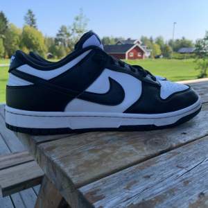 Säljer dessa Nike Panda Dunks. De är använda 2-3 gånger. Skorna är i storlek 43. Skick 8,5/10. Priset kan diskuteras 