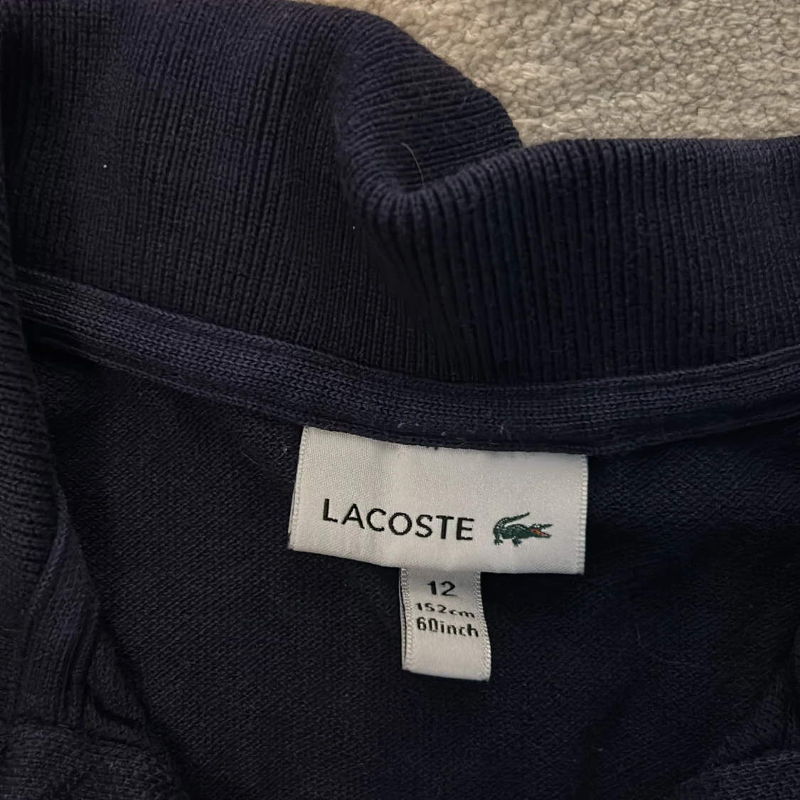 Mörkblå pikétröja från Lacoste - 90