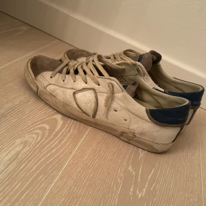 Phillipe Model skor - Hyfsat använda.endast 3 månader gamla.hyfsat skick inte bästa 