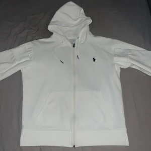 Ralph lauren tracksuit - Toppskick, storlek: Small, vit färg på båda, skick tröja: 9/10, skick byxor: 10/10. Fraktar samma dag vid köp innan 17. Snabb affär: 1500kr. (Öppen för att byta) Kan säljas separat 