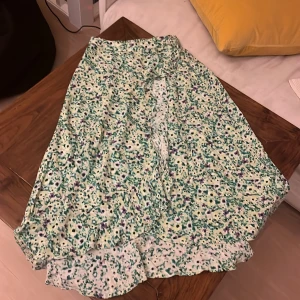 Frun grön kjol  - Väldigt bra skick har bara använt den några gånger