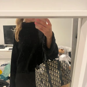 Svart stickad tröja - Hög krage och långa armar.💗