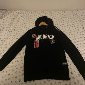 Hood Rich tracksuit - Säljer min hood rich tracksuit då jag inte använder den längre. Den är i nyskick och köpt från JD sports. Dressen är i storlek L. Pris kan diskuteras vid snabb affär!